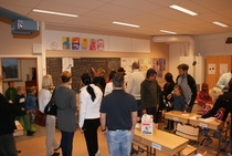 25.10.2014 Kodin ja koulun päivä. Vv:n esittelypiste. Väkeä riitti.