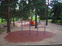 12.8.2012 alapihan uudet kiipeilytelineet